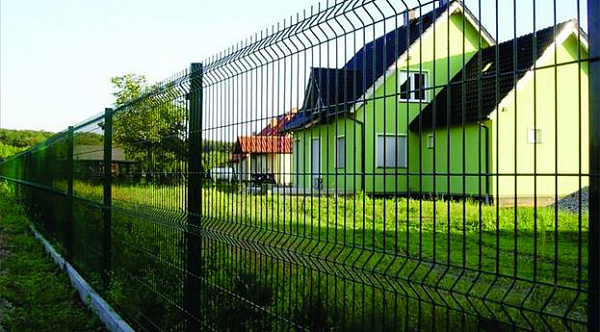 Сварной забор темного цвета